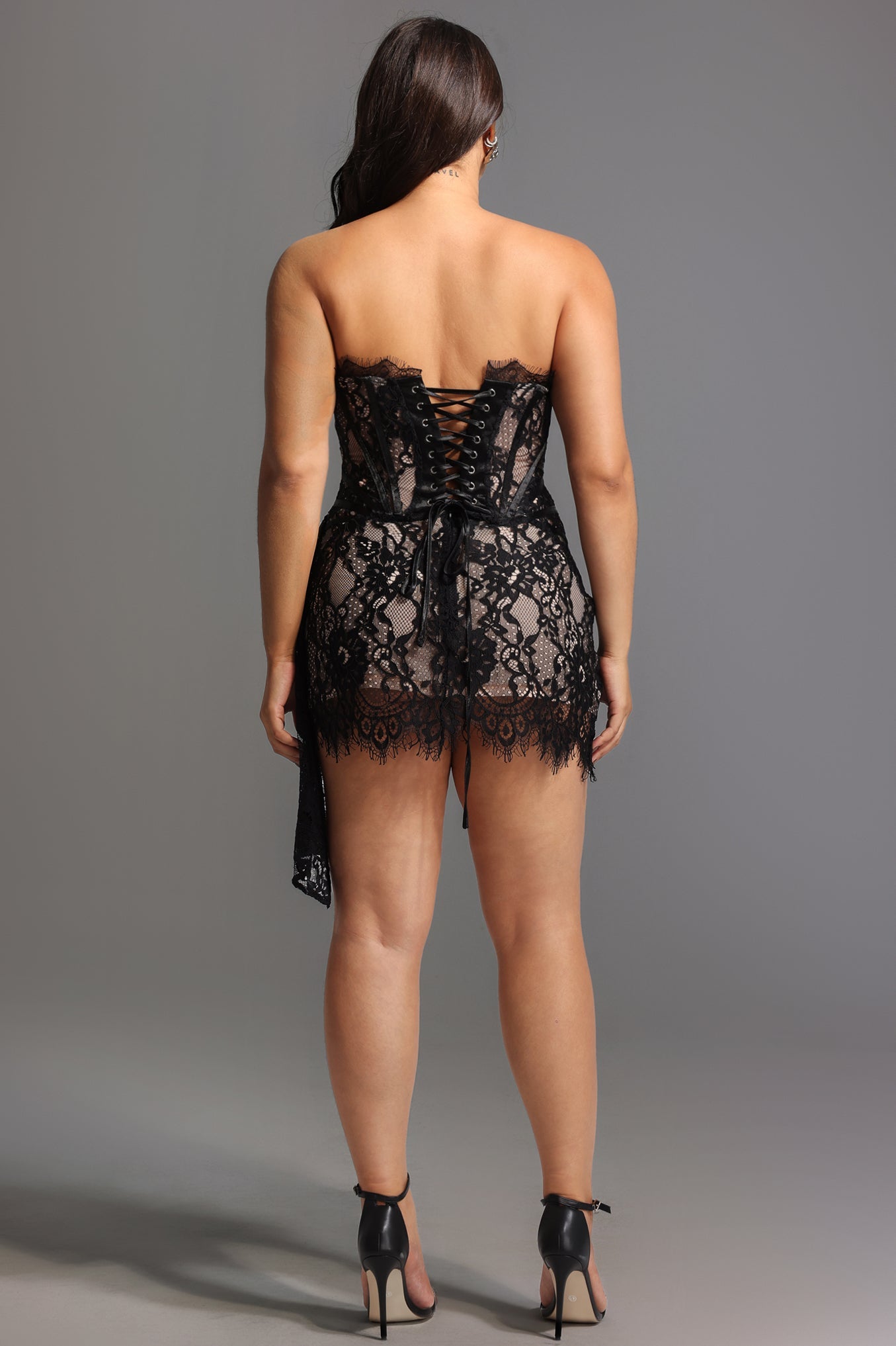 Robe courte asymétrique en dentelle 