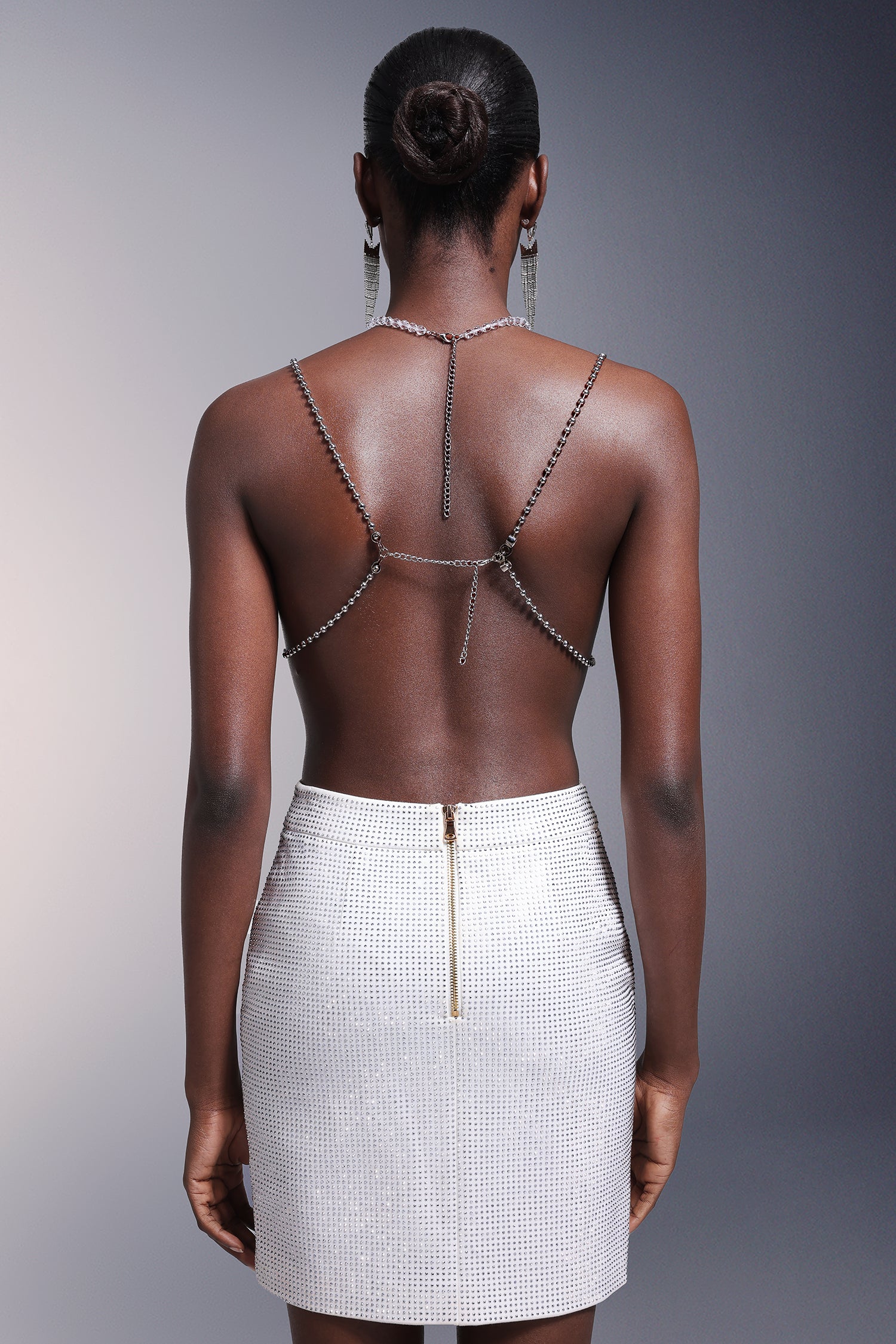 Haut dos nu sans manches à pompons et chaîne de poitrine