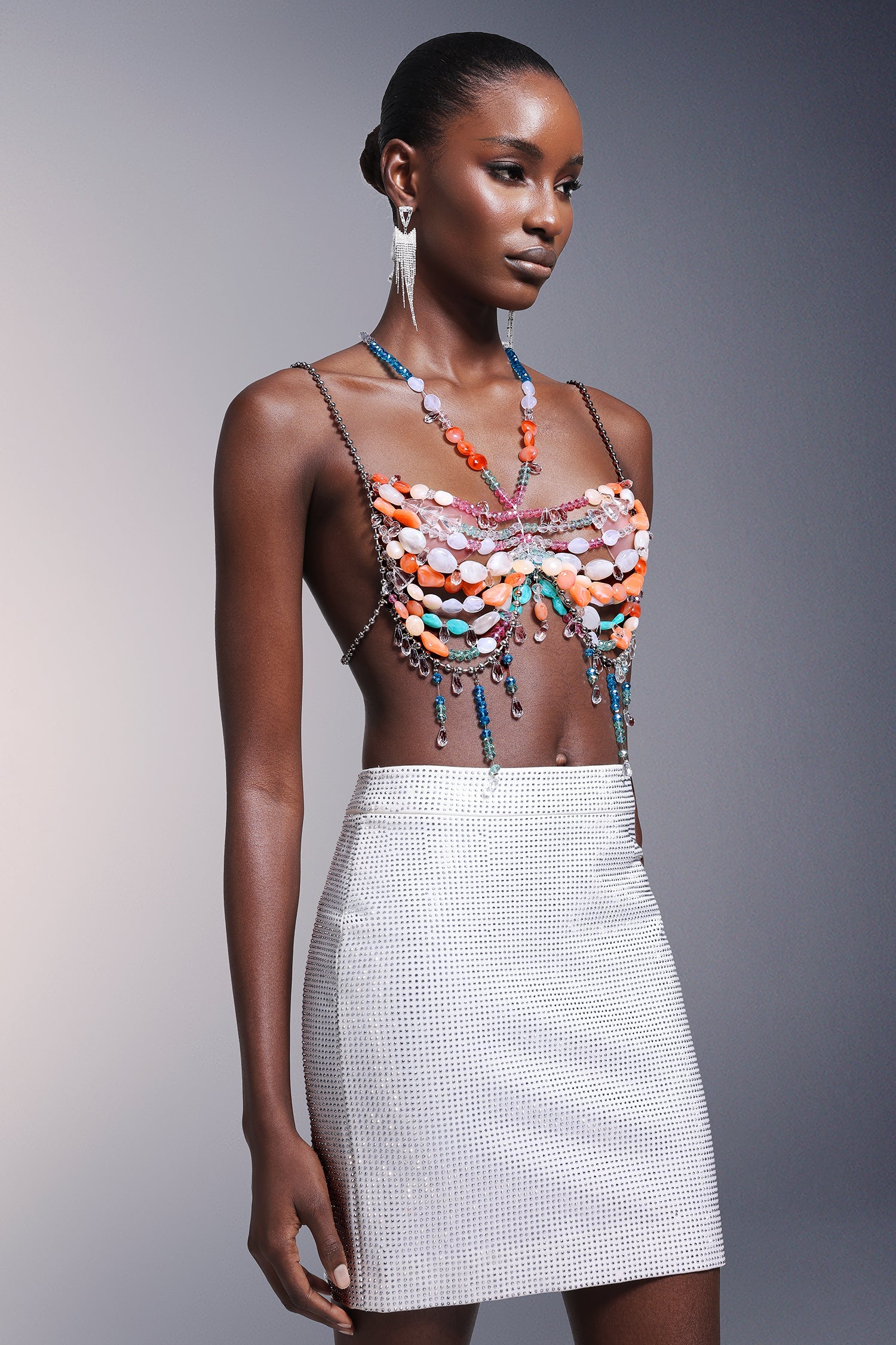 Haut dos nu sans manches à pompons et chaîne de poitrine