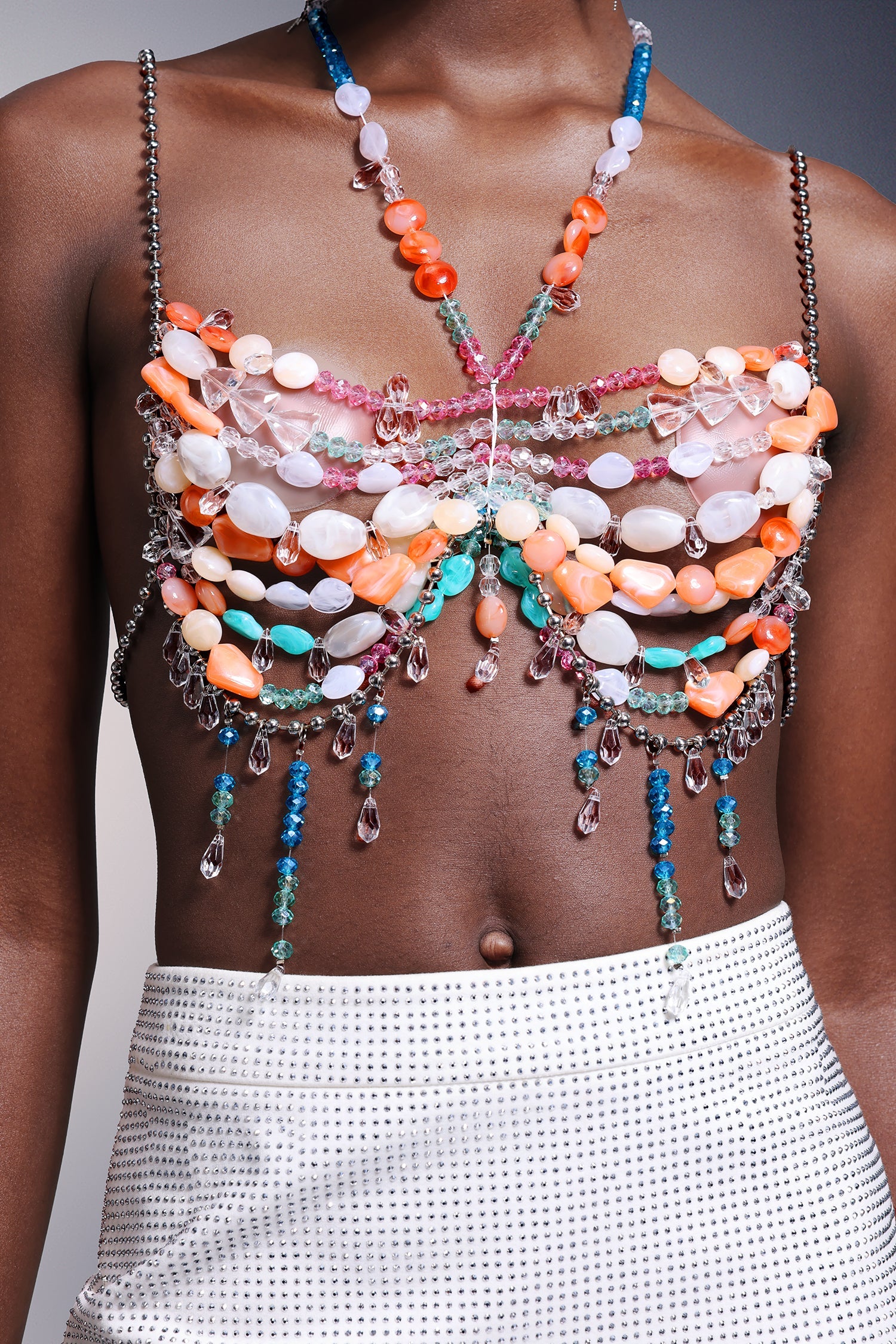 Haut dos nu sans manches à pompons et chaîne de poitrine