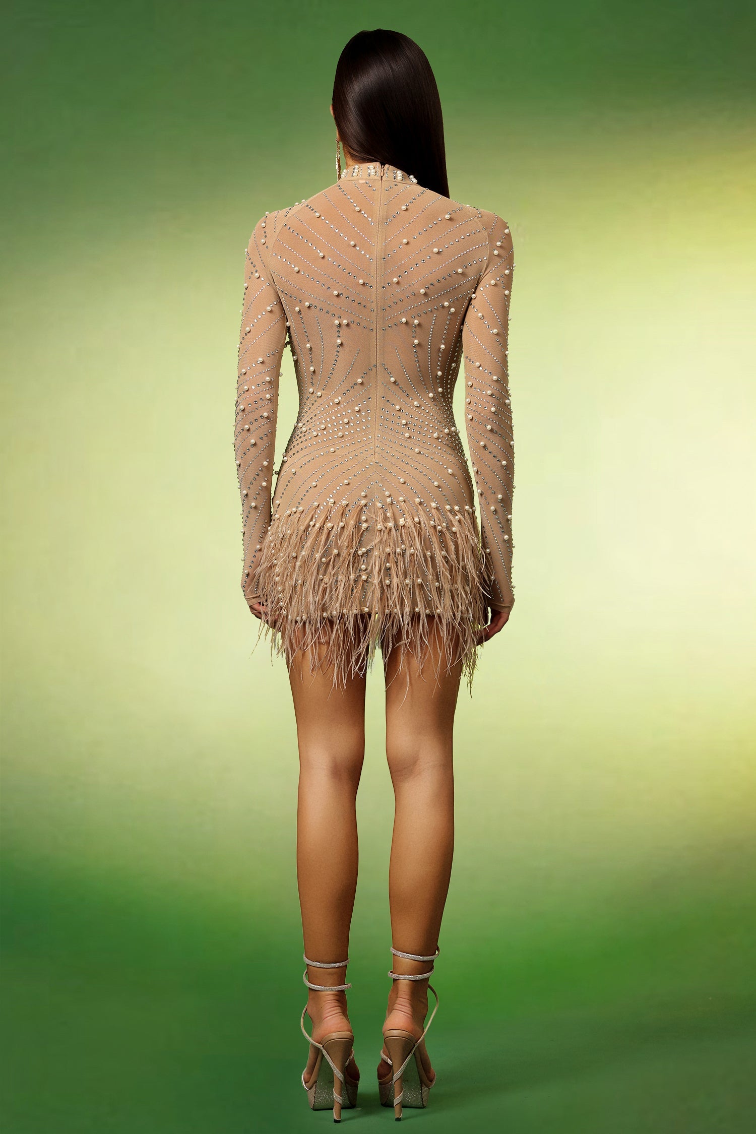 Robe courte à manches longues, pompons, perles et diamants 