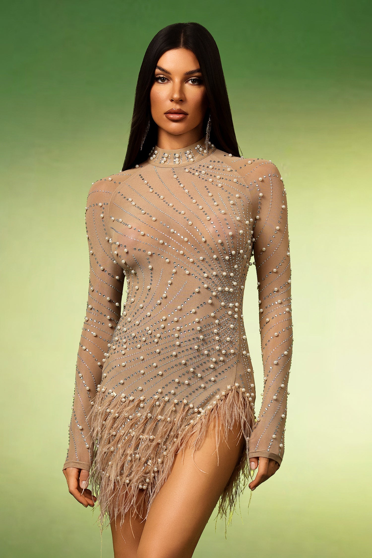 Robe courte à manches longues, pompons, perles et diamants 