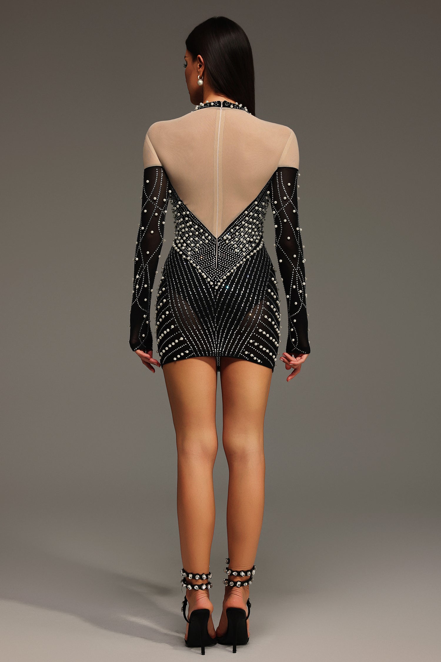 Robe courte à manches longues ornée de diamants et de perles 