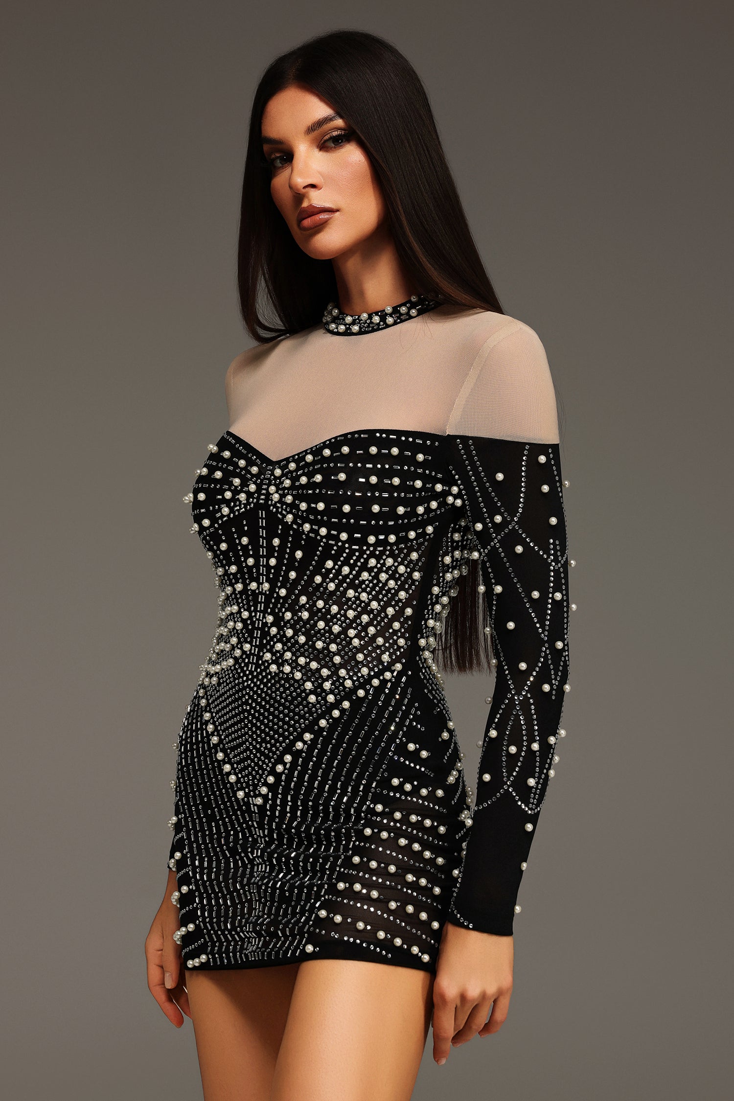 Robe courte à manches longues ornée de diamants et de perles 