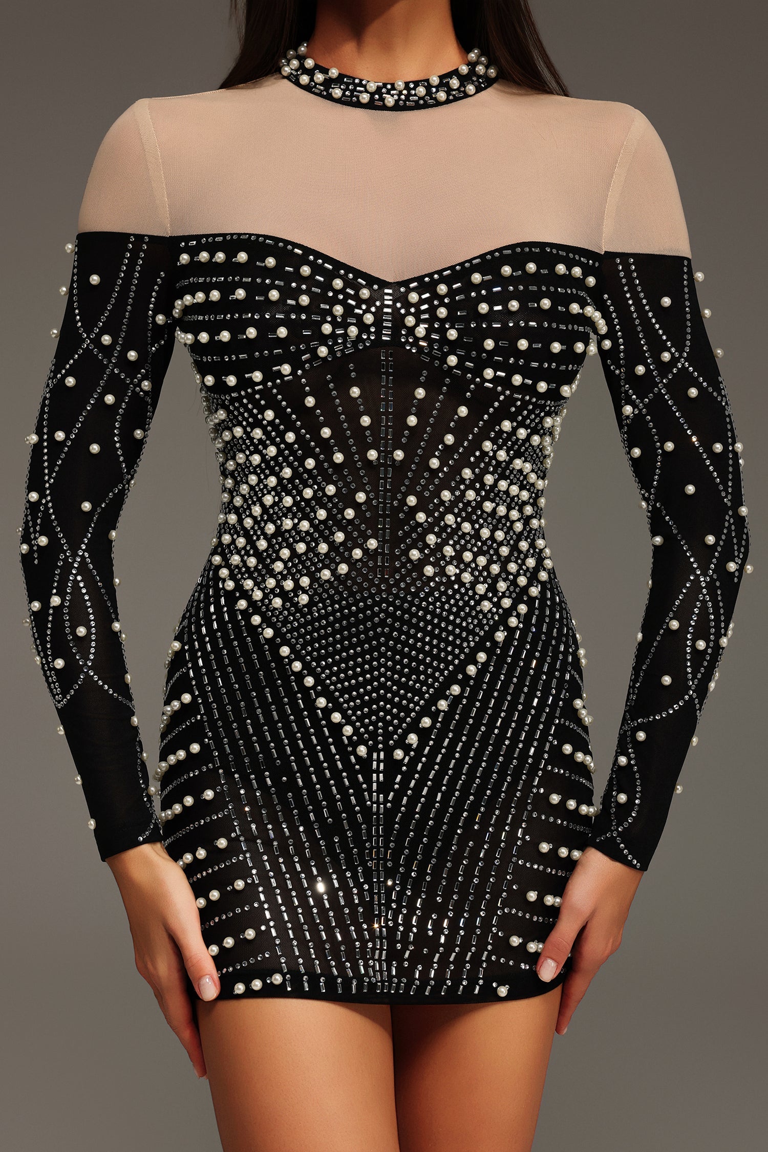 Robe courte à manches longues ornée de diamants et de perles 