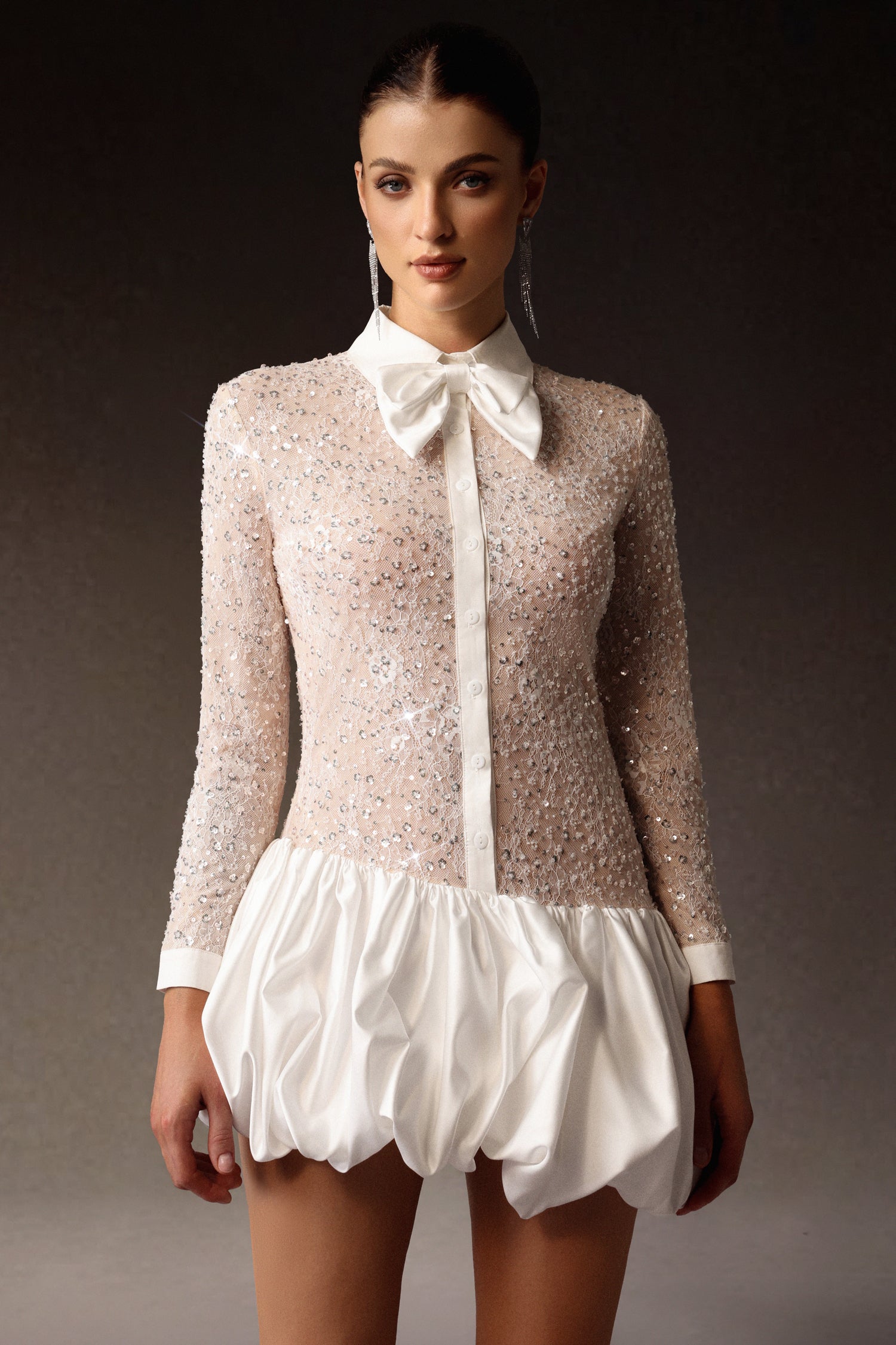 Robe mini bouffante longue sans manches en dentelle brodée et sequins 