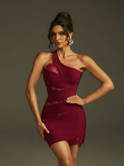Robe mini asymétrique rouge à bretelles en dentelle. 