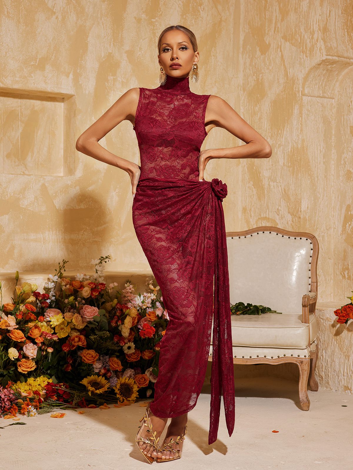 Robe longue bordeaux à col montant fendue et ornée de fleurs 