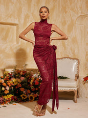 Robe longue bordeaux à col montant fendue et ornée de fleurs 