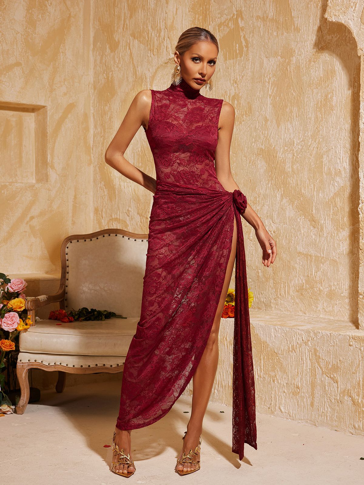 Robe longue bordeaux à col montant fendue et ornée de fleurs 