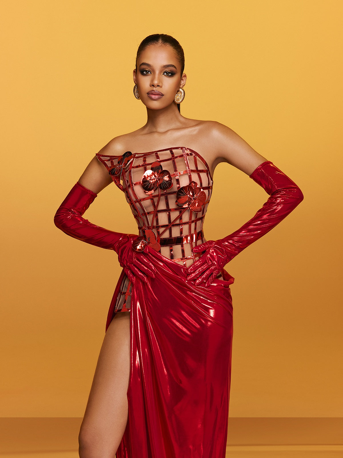 Robe longue bustier rouge à fleurs métallisées 