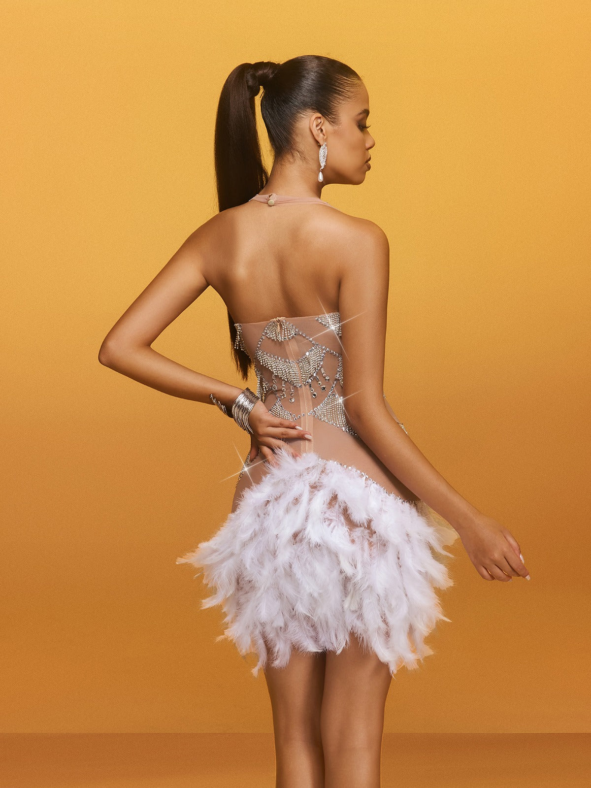Robe mini dos nu à strass et plumes 