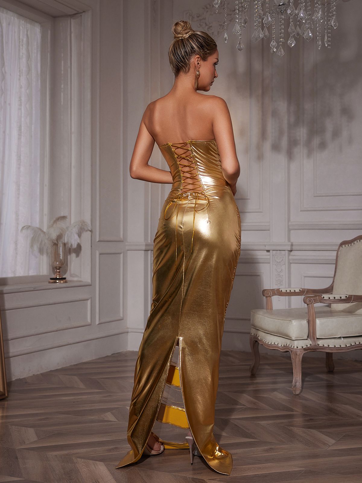 Robe longue bustier à corset et chaîne 