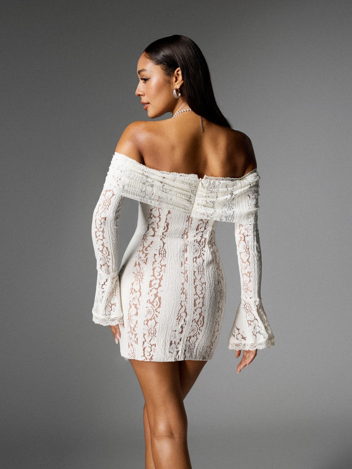 Robe mini en dentelle à épaules dénudées 