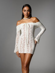 Robe mini en dentelle à épaules dénudées 