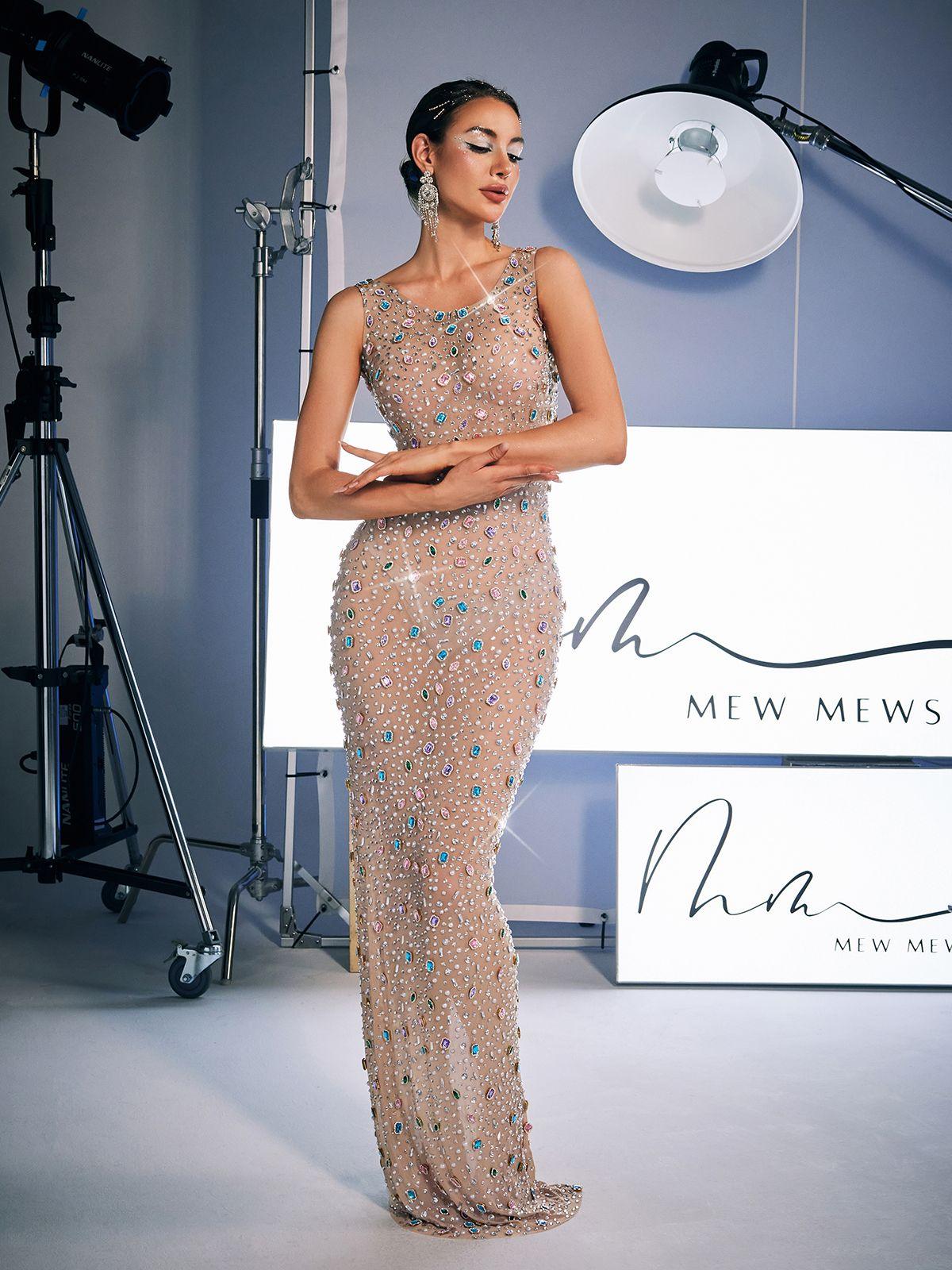 Robe longue à encolure ronde ornée de strass 