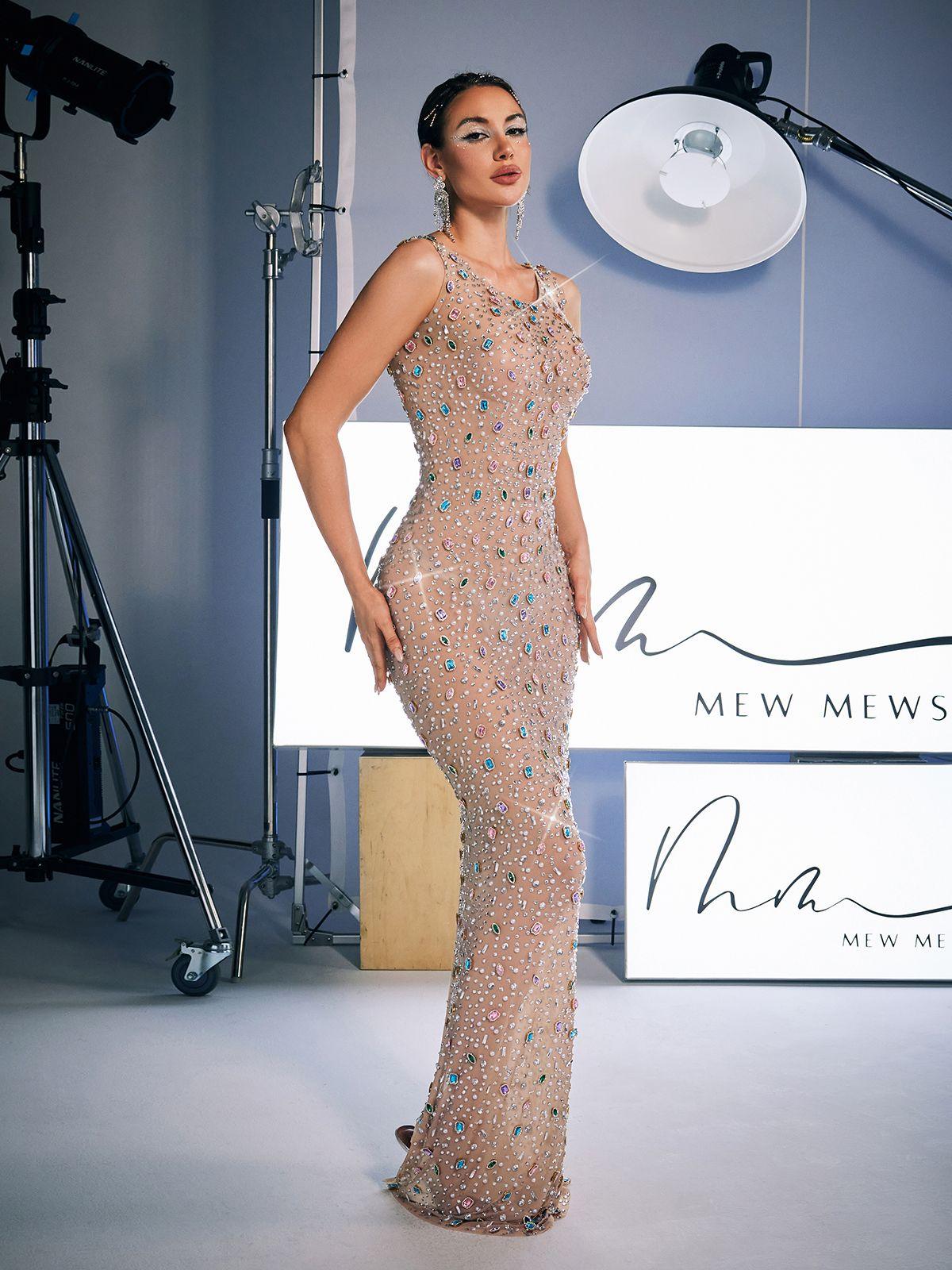 Robe longue à encolure ronde ornée de strass 