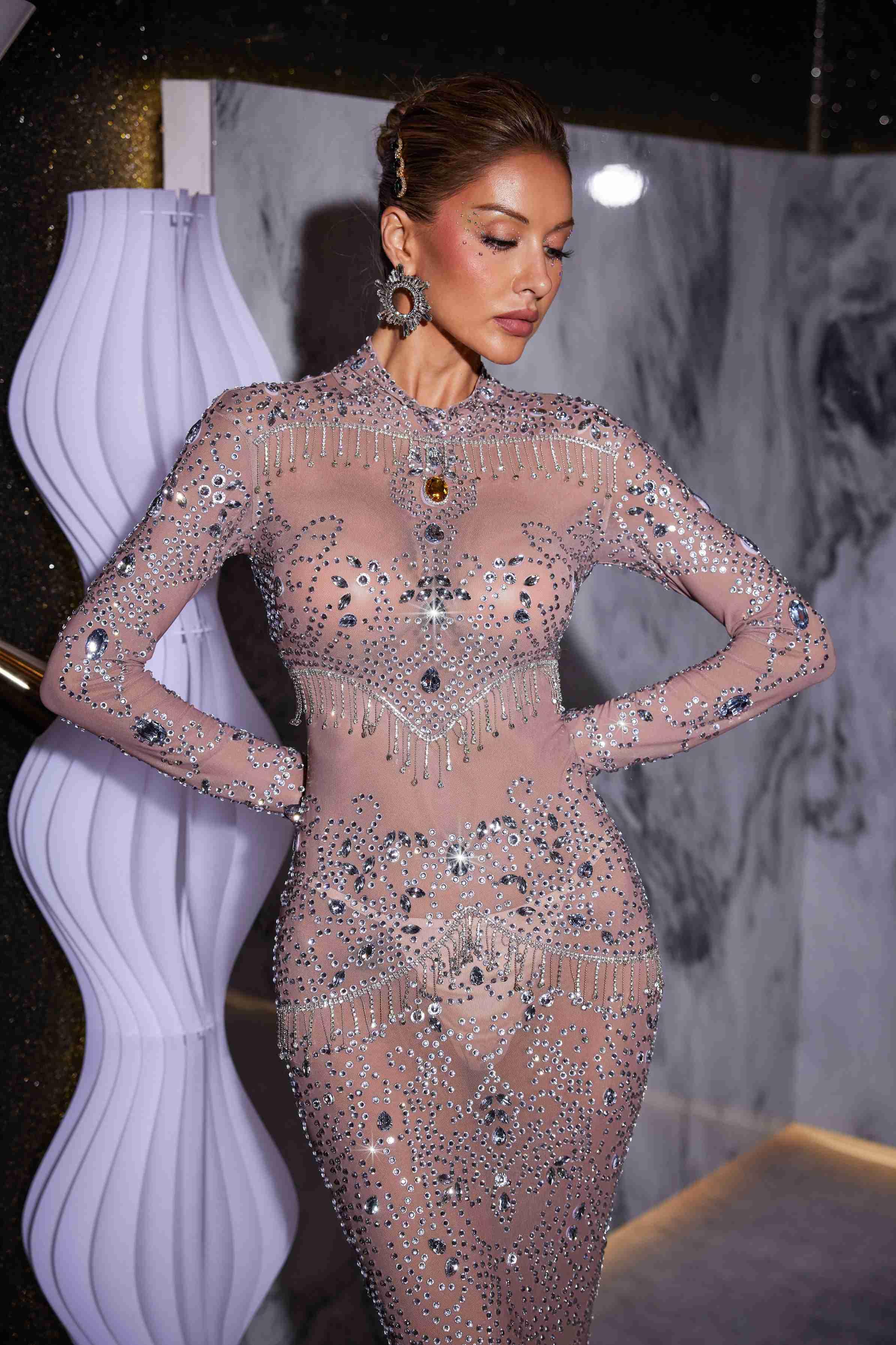 Robe longue en tulle à franges de strass 