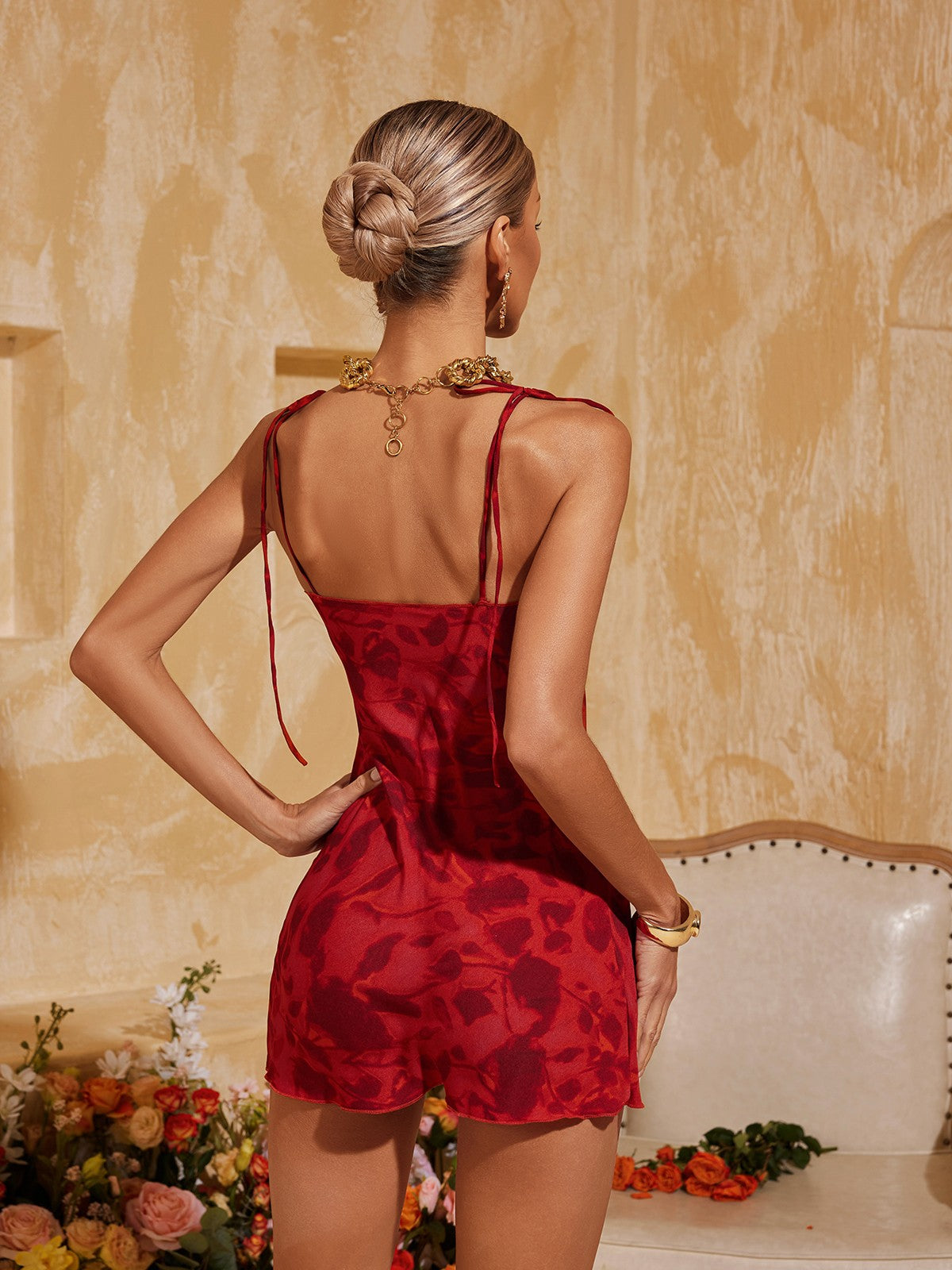 Robe mini rouge à fines bretelles et imprimé floral 
