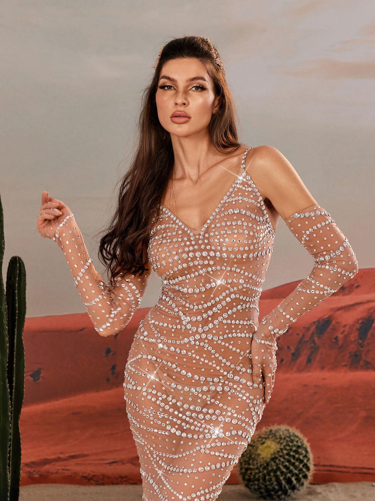 Robe longue à bretelles spaghetti et strass en résille 