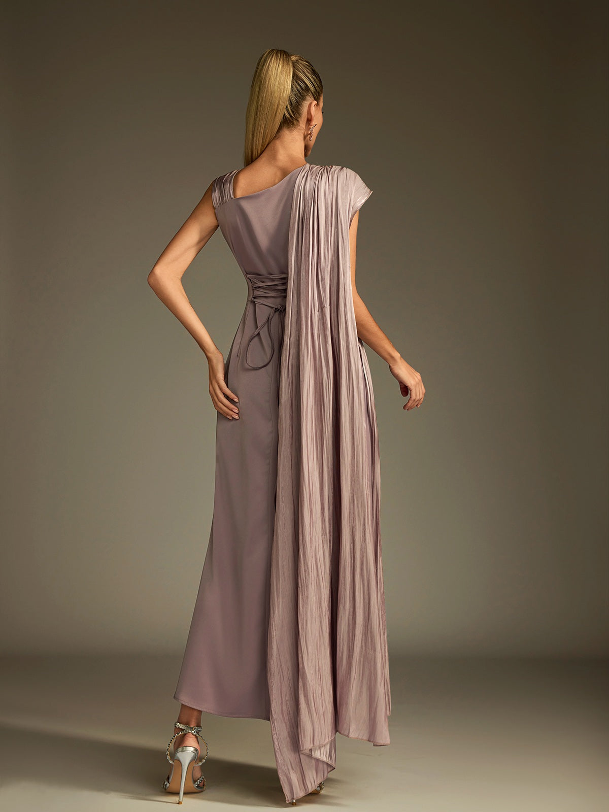 Robe longue drapée en satin froncée 