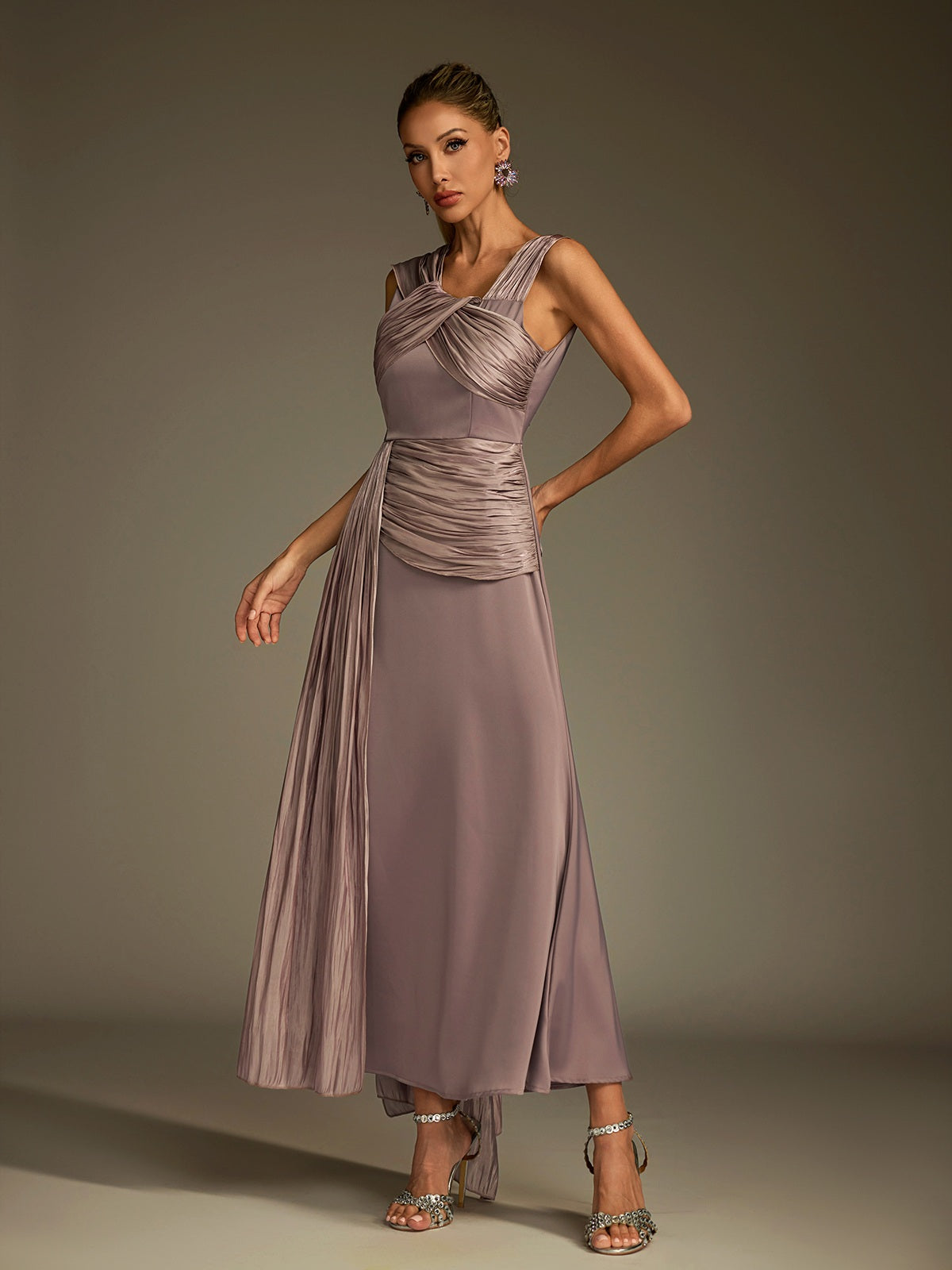 Robe longue drapée en satin froncée 