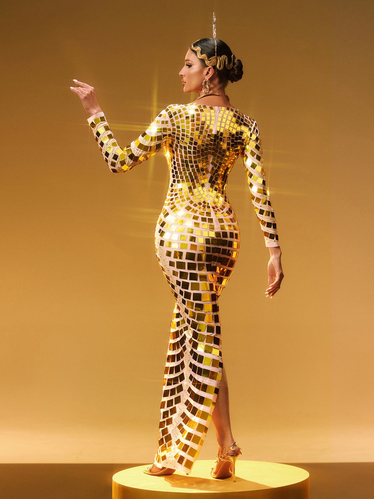 Robe maxi dorée à manches longues et courbes ornées de détails raffinés 