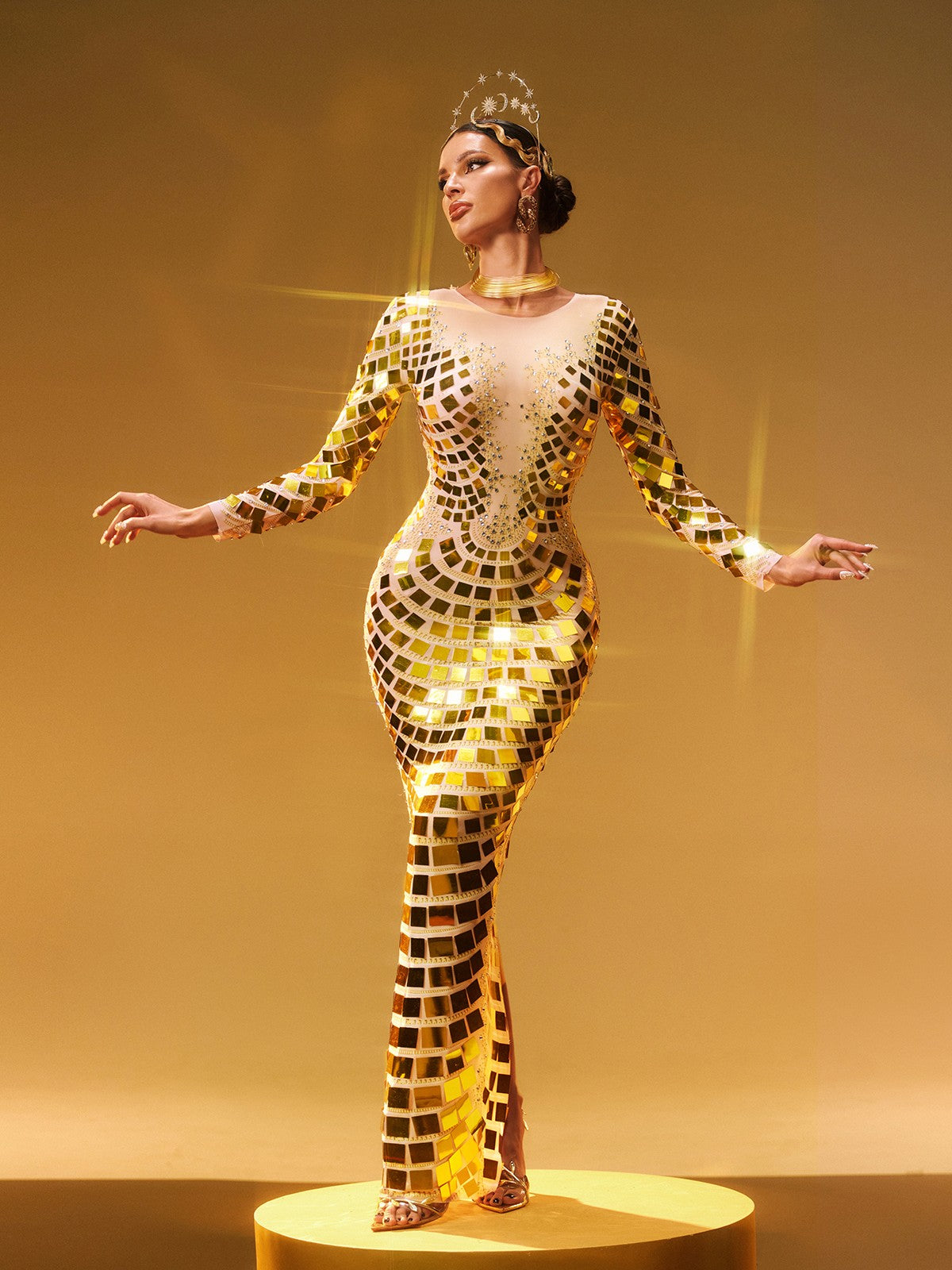 Robe maxi dorée à manches longues et courbes ornées de détails raffinés 