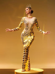 Robe maxi dorée à manches longues et courbes ornées de détails raffinés 