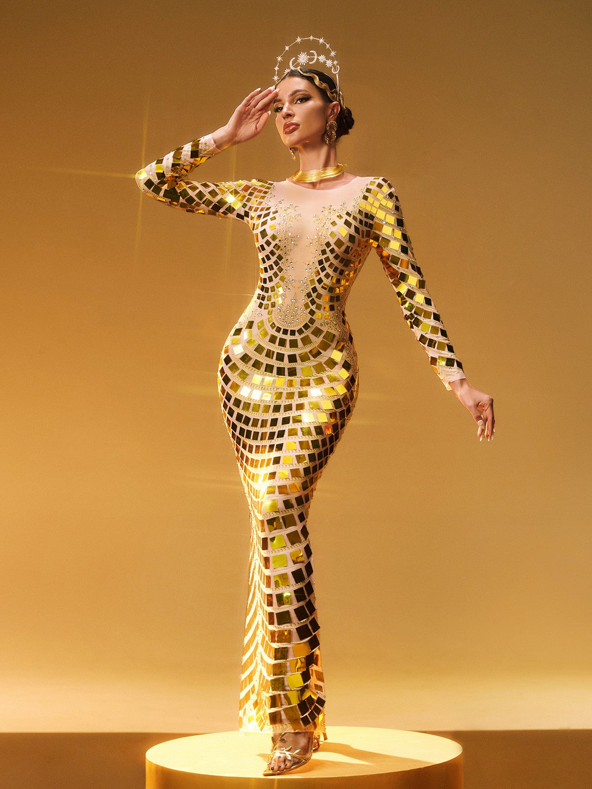 Robe maxi dorée à manches longues et courbes ornées de détails raffinés 