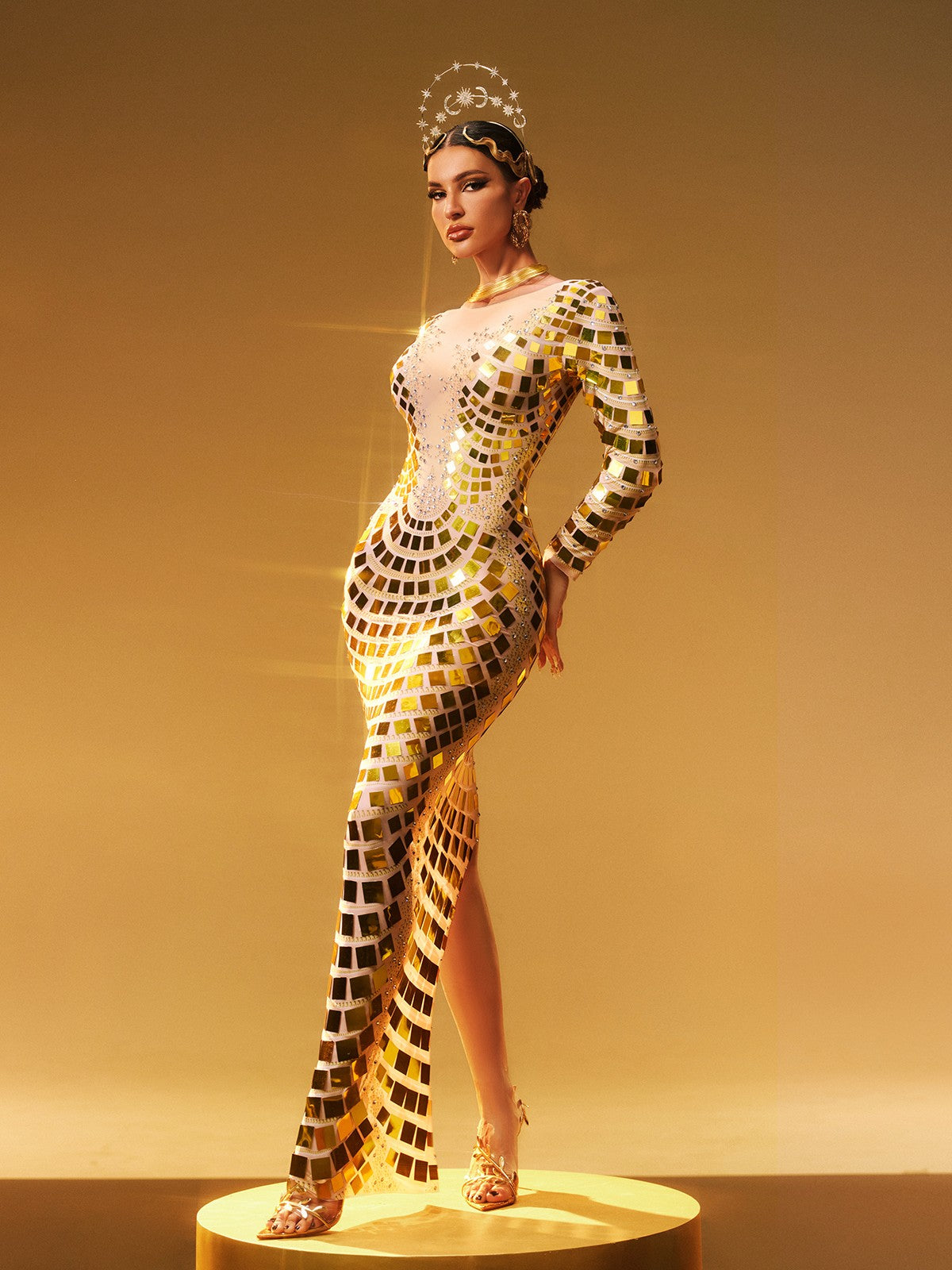 Robe maxi dorée à manches longues et courbes ornées de détails raffinés 