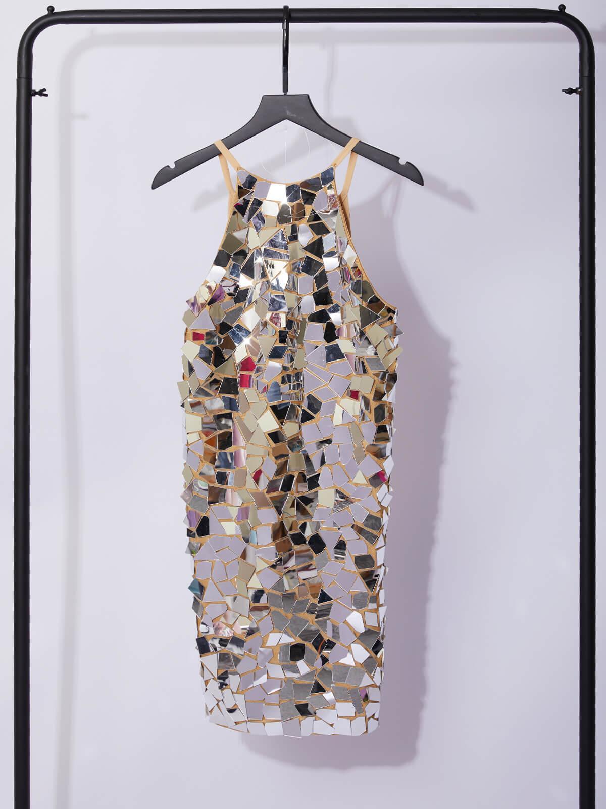 Robe courte ornée 