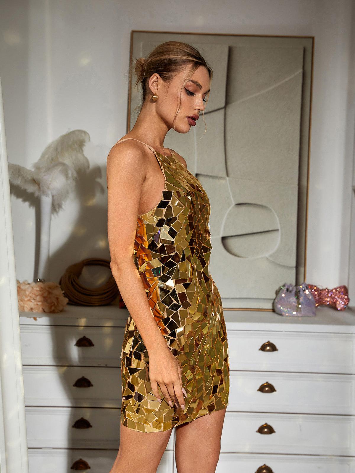 Robe courte ornée de détails dorés 