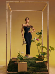 Robe longue asymétrique dorée à fleurs et bandage, ornée d'une épaule. 