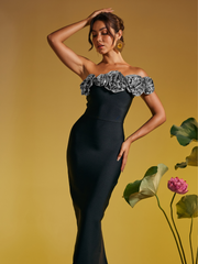Robe longue asymétrique argentée à fleurs, ornée d'une épaule. 