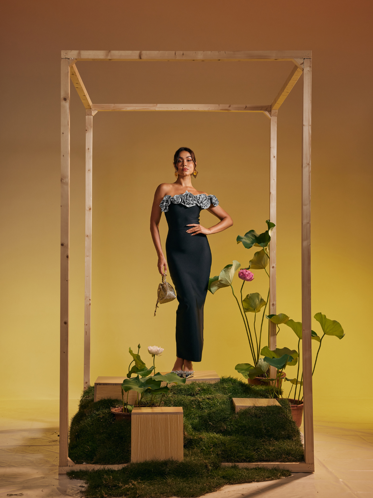 Robe longue asymétrique argentée à fleurs, ornée d'une épaule. 