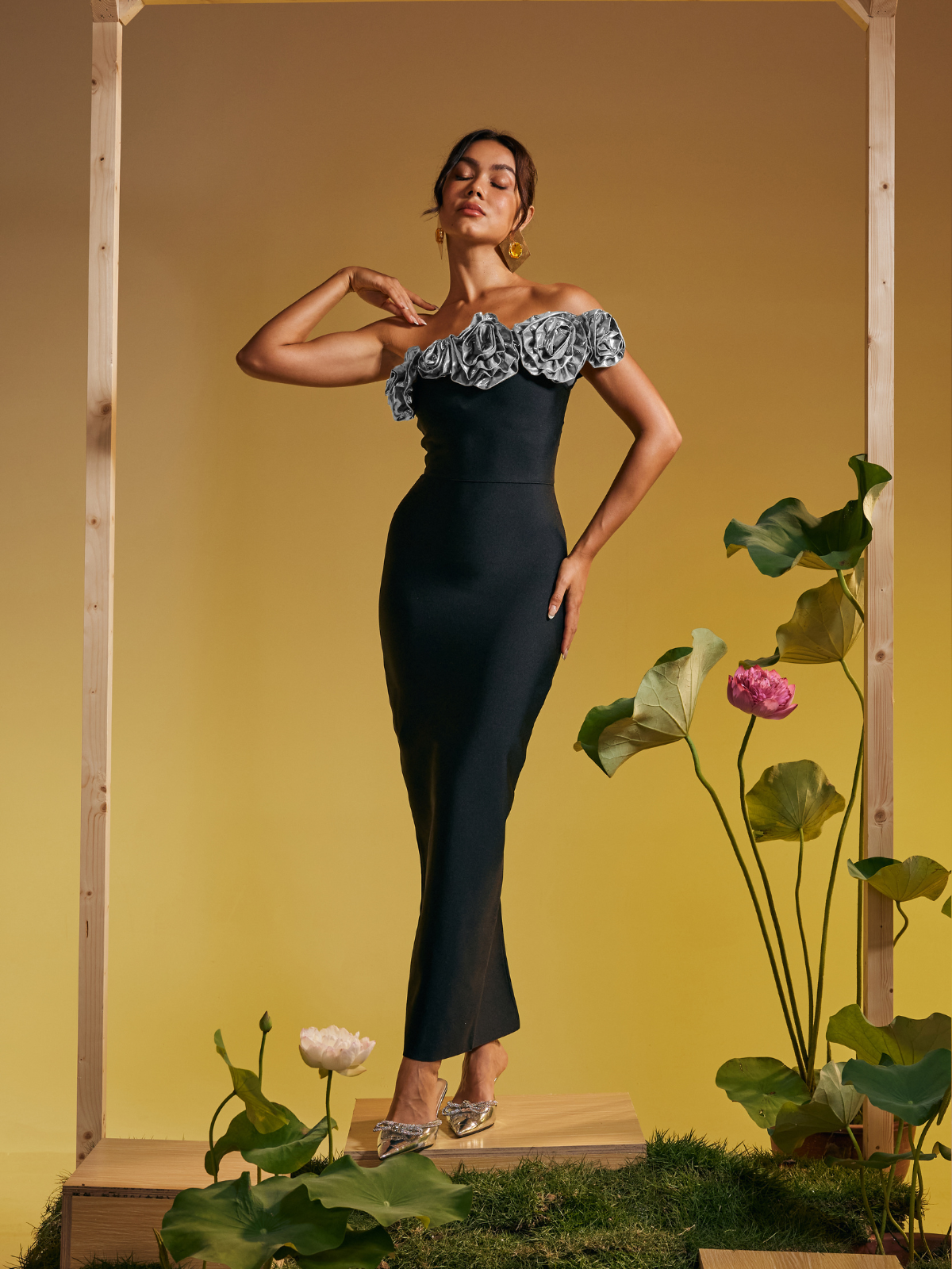 Robe longue asymétrique argentée à fleurs, ornée d'une épaule. 