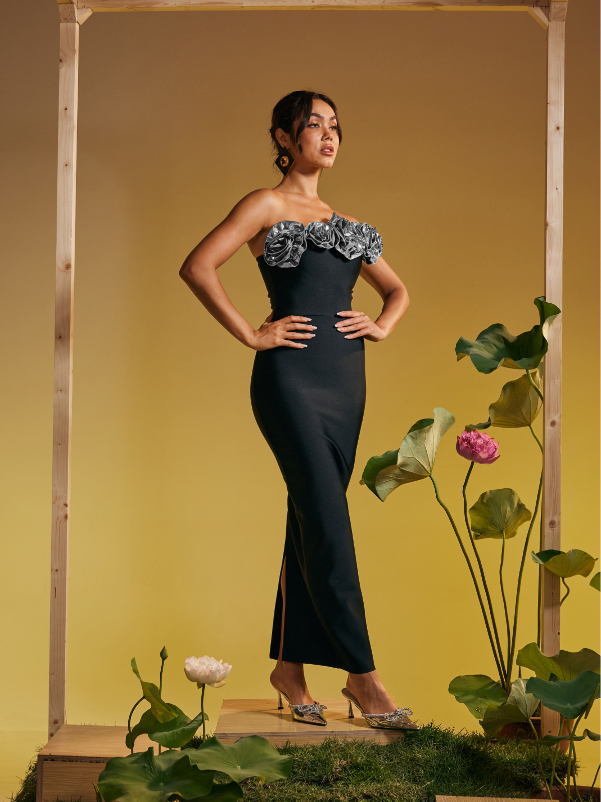 Robe longue asymétrique argentée à fleurs, ornée d'une épaule. 