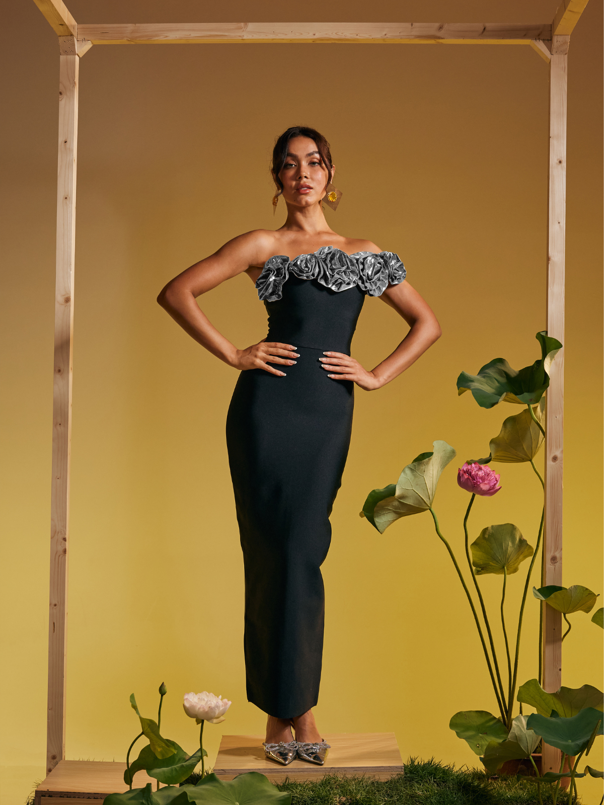 Robe longue asymétrique argentée à fleurs, ornée d'une épaule. 