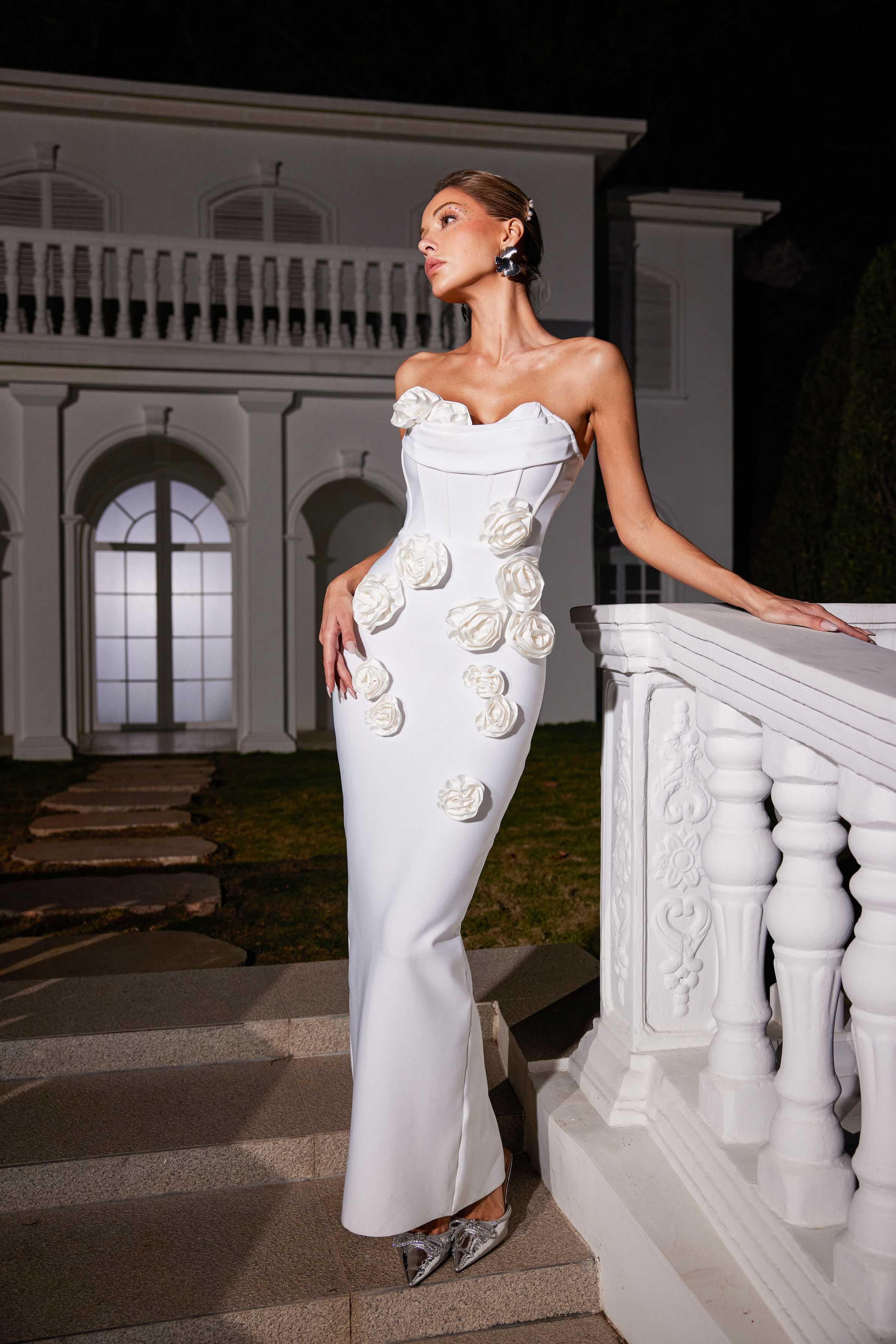Robe bandage sans bretelles à fleurs 