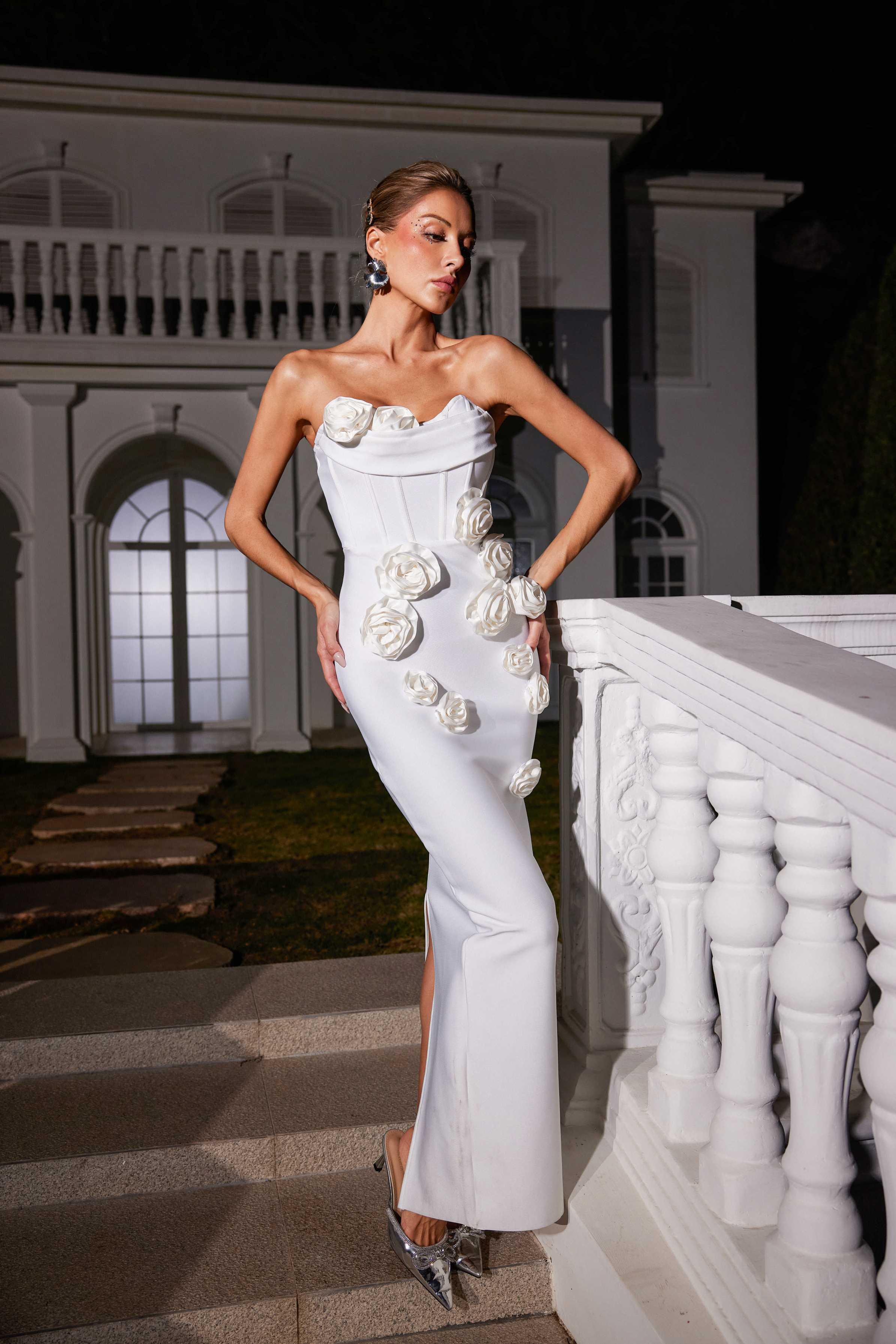 Robe bandage sans bretelles à fleurs 