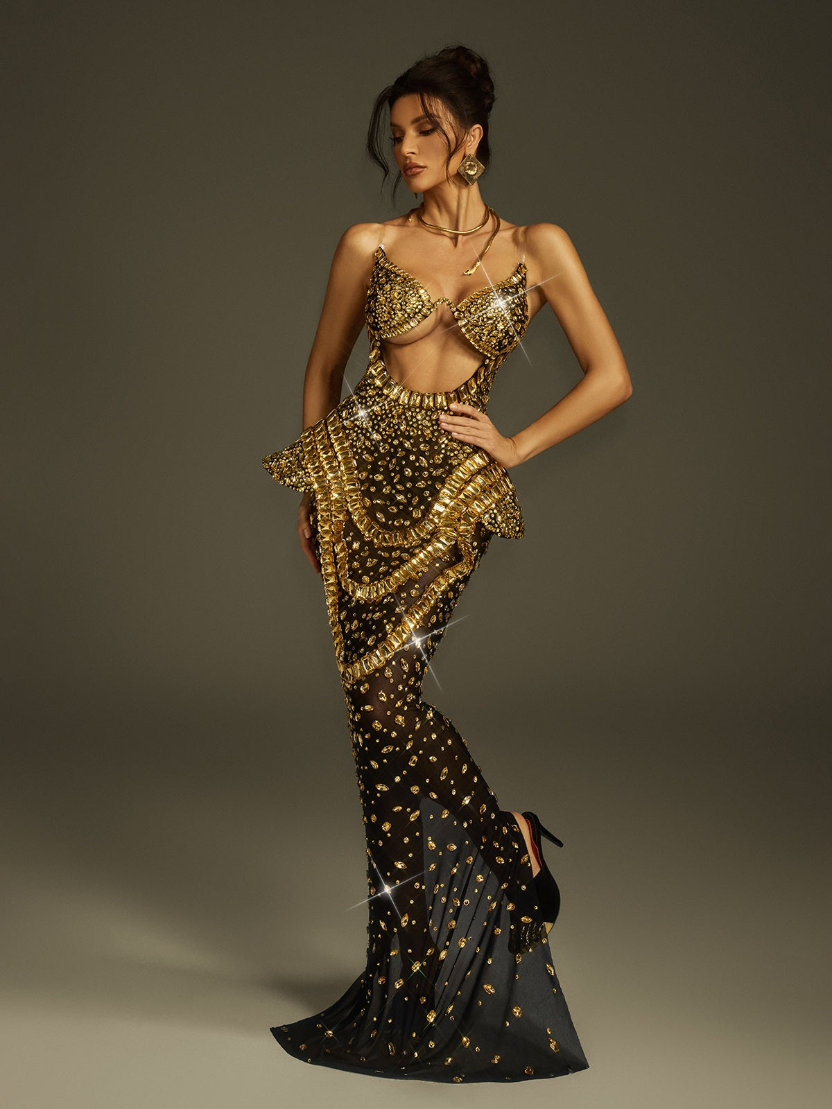 Robe longue bustier dorée à découpes et cristaux 