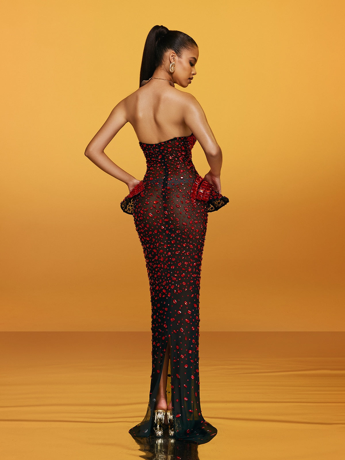 Robe longue bustier à découpes et cristaux couleur vin 