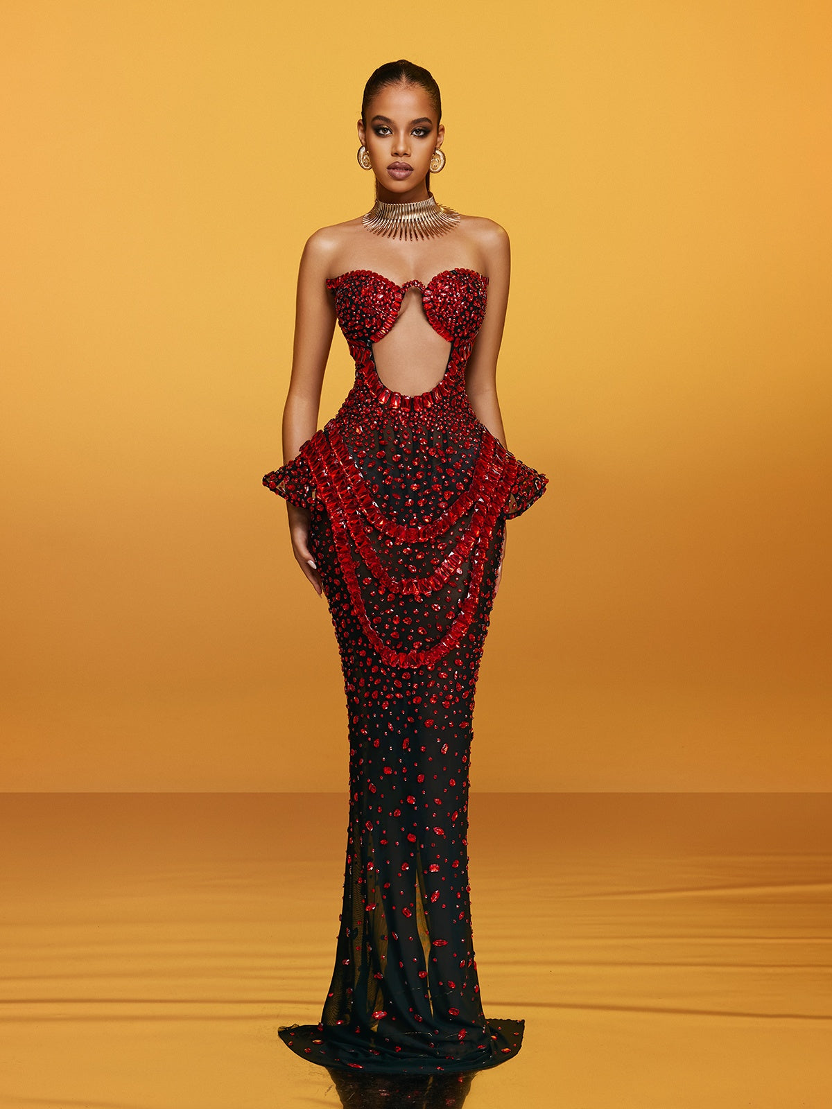 Robe longue bustier à découpes et cristaux couleur vin 