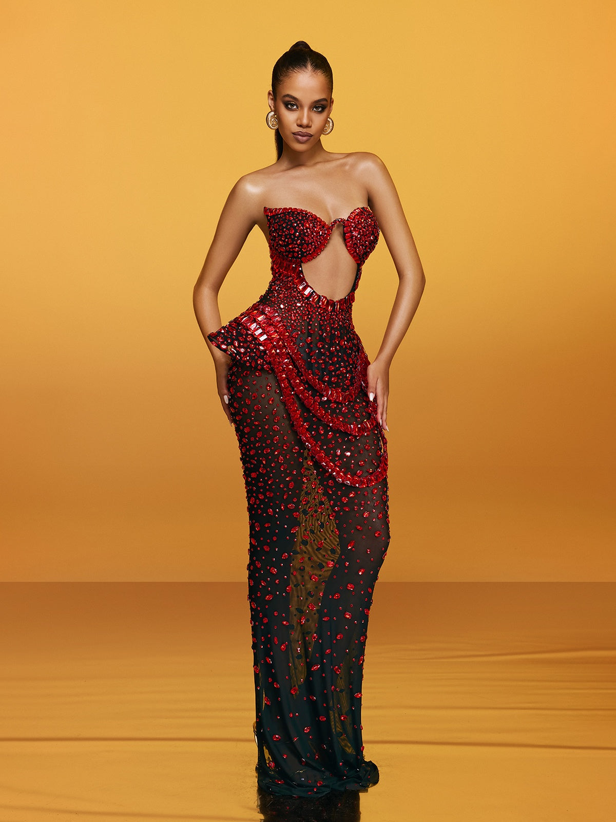 Robe longue bustier à découpes et cristaux couleur vin 