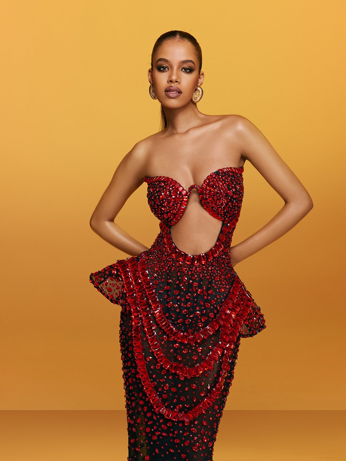 Robe longue bustier à découpes et cristaux couleur vin 