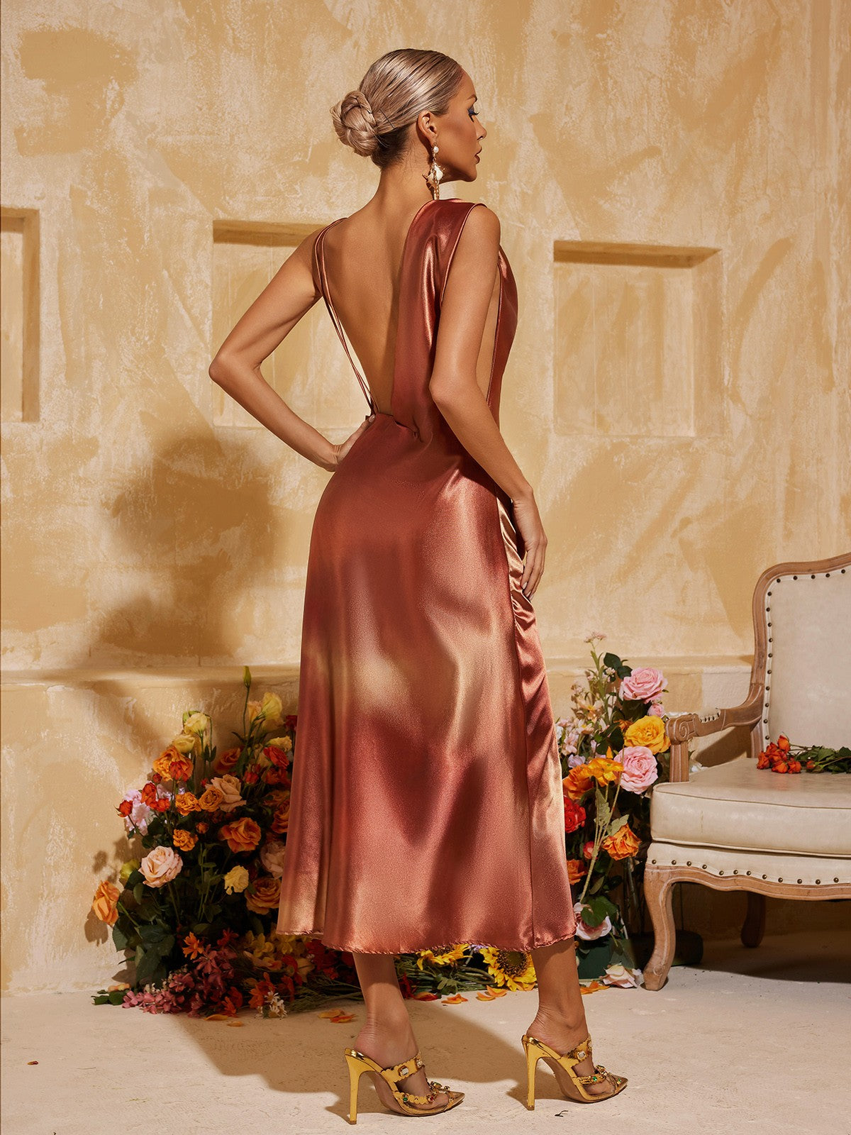 Robe midi en satin sans manches à col bénitier 