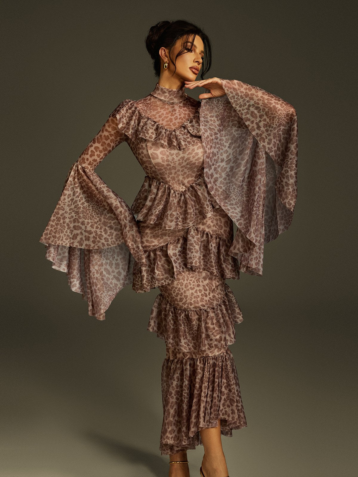 Robe midi léopard à manches cloche 