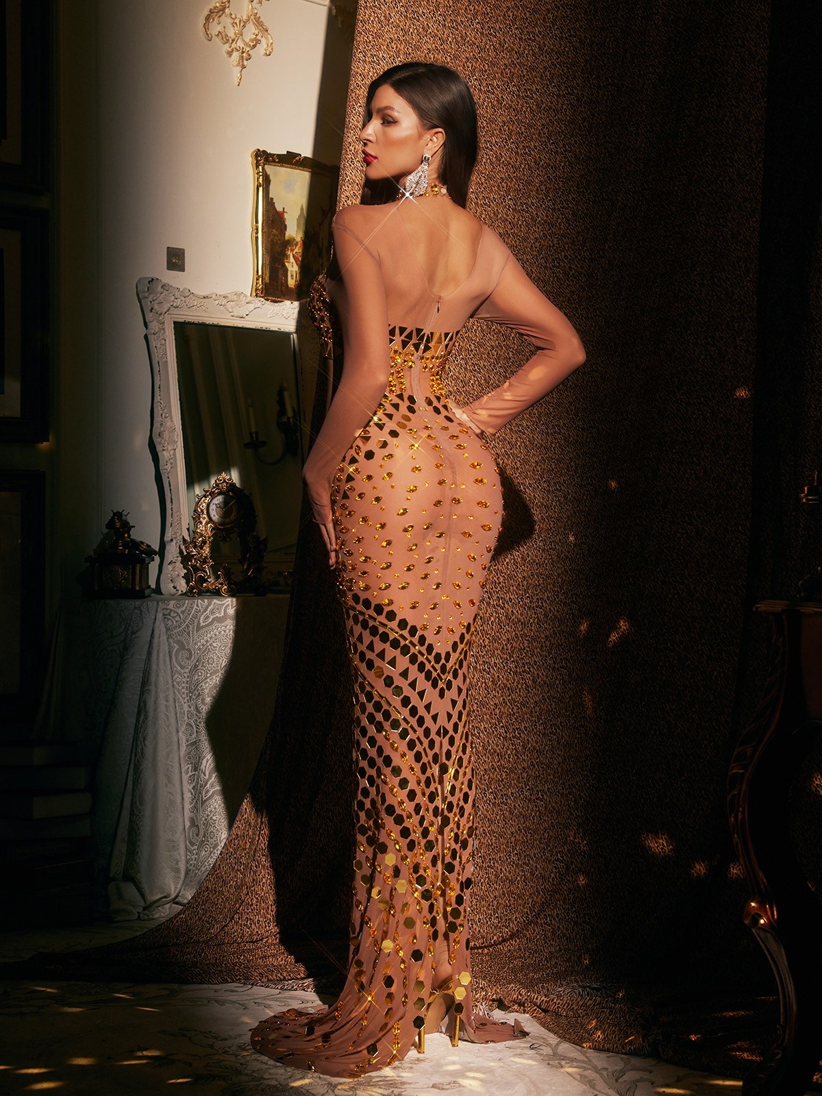 Robe longue en maille ajourée ornée de découpes 