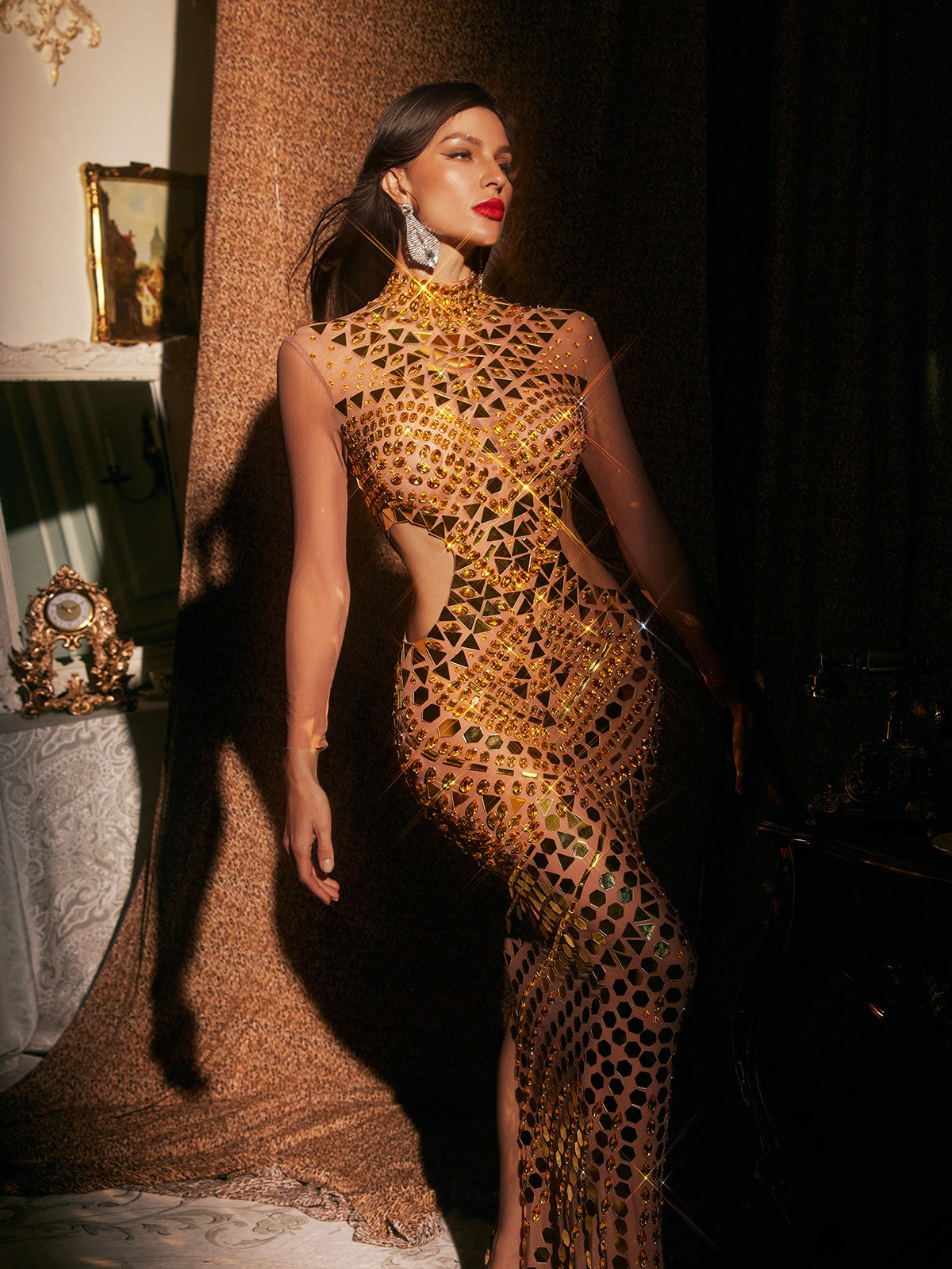 Robe longue en maille ajourée ornée de découpes 